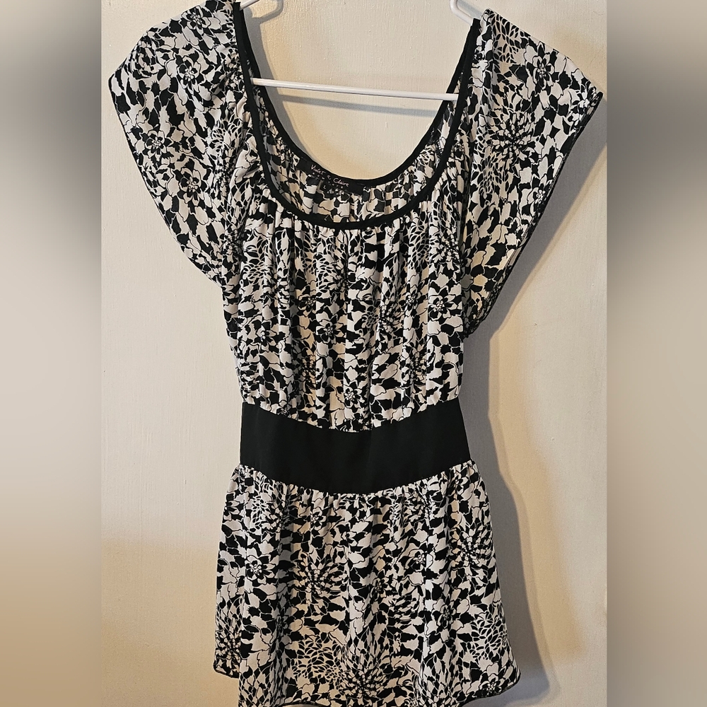 Violet & Claire Monochrome Floral Top